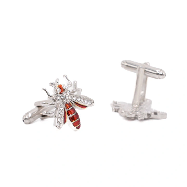 Espejos de plata vintage: aberturas de abeja con cristales de colores, elegancia atemporal.